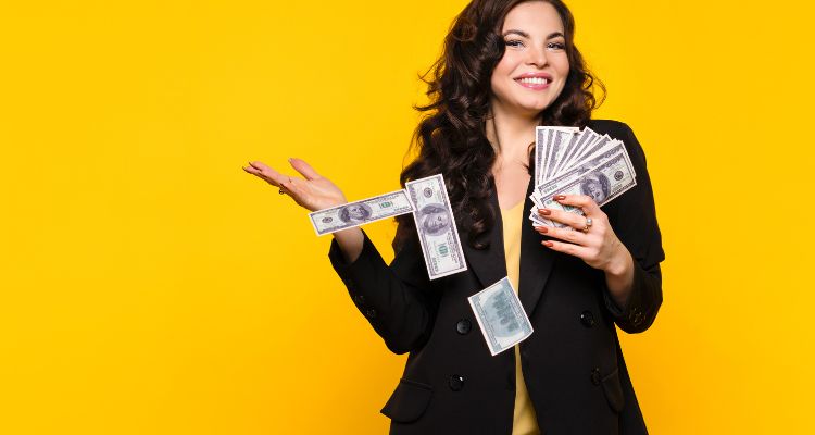 ¿Cuánto dinero se recibe por la venta de botellas de plástico recicladas en los Estados Unidos